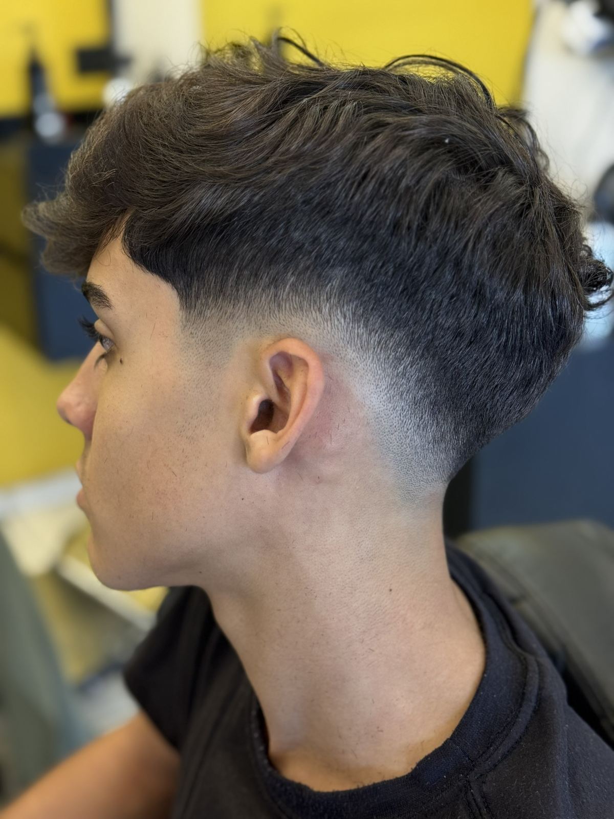 Fade no cabelo texturizado feito pelo Filipe