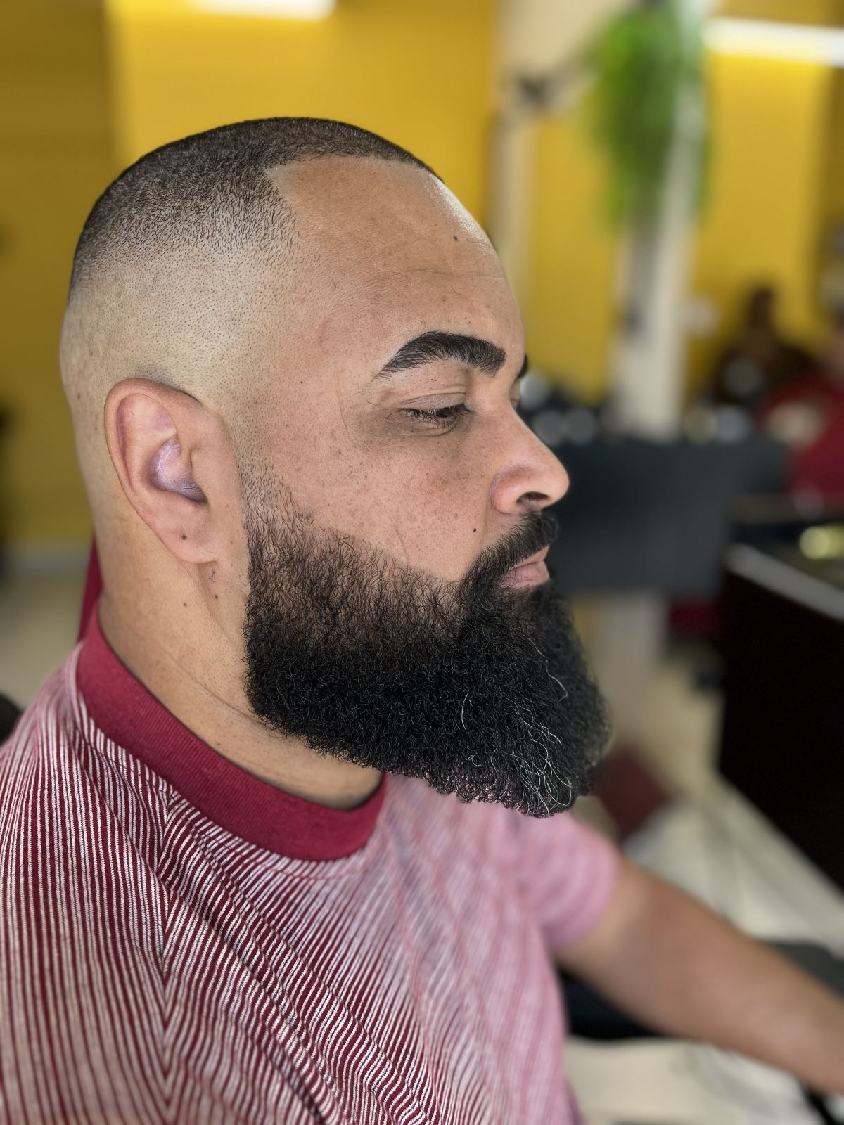 Cabeça raspada e barba modelada feita pelo Guilherme