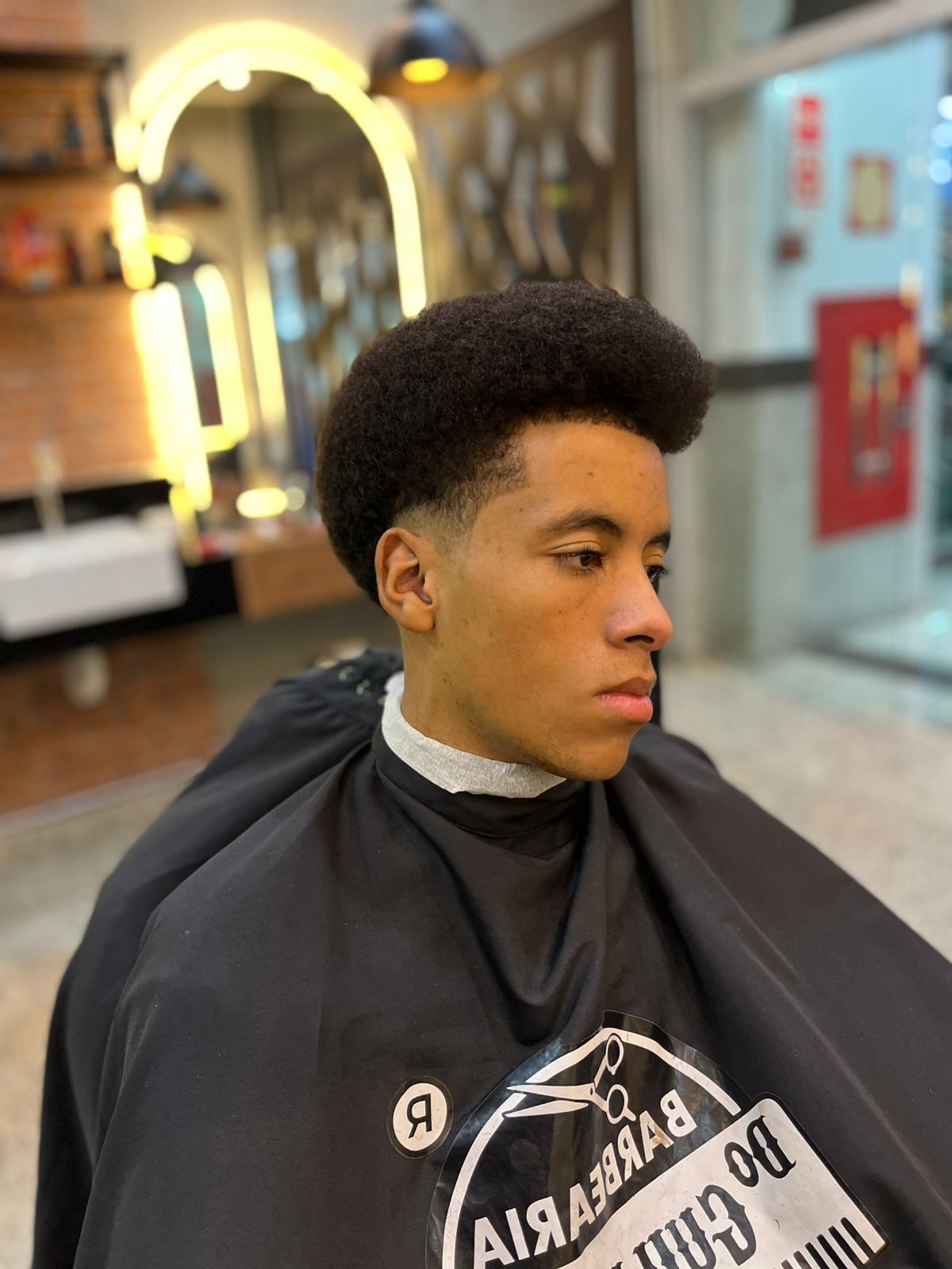 Afro alto com fade limpo feito pelo Jhonatam